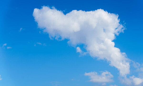 белые облака на фоне голубого неба, облака в небе.