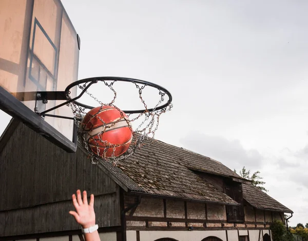 Баскетбол Кошику Сільській Місцевості Подвір Задньому Плані Будівля Небо — стокове фото