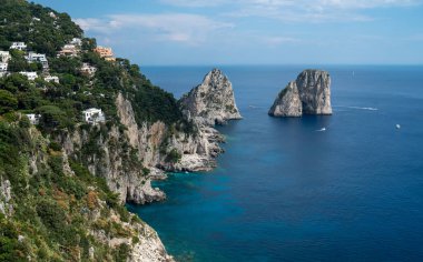 Capri, İtalya - 04.29.2025: Evleri ve denizleri olan Capri adasının yüksek perspektifinden manzara.