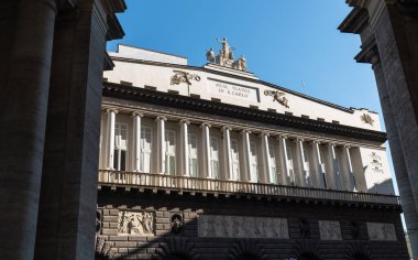 Napoli, İtalya - 05.01.2025: Bir alışveriş merkezinden Napoli Opera Binası, Real San Carlo Tiyatrosu 'na.