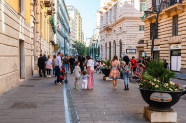Napoli, İtalya - 05.01.2025: Napoli 'nin tarihi merkezinde gün boyunca bir yayanın görüntüsü, insanlar yürüyor, dükkanlar, güzel ev cepheleri.