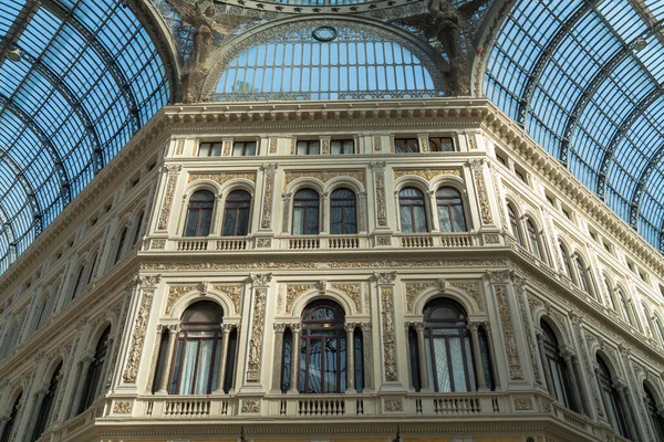 Napoli, İtalya - 05.01.2025: Napoli alışveriş merkezinin cam tavan yapısına ve ön cephedeki birkaç binaya bakın.