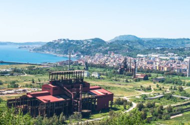 Napoli, İtalya - 05.01.2025: Bu site 1992 yılından beri tamamen terk edilmiş olan Ilva (o zamanlar Italsider) çelik fabrikasına ev sahipliği yapmaktadır. Bu kıyı şeridini yeniden geliştirme planları var..