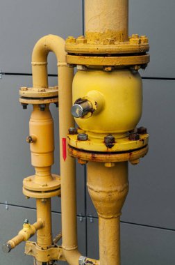 Bir apartmanın gaz dağıtım sisteminin sarı boruları.