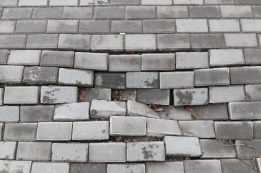Ortasında çukur olan tuğla kaldırım dokusu
