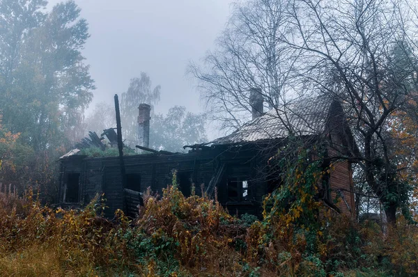 Verbrand Verlaten Houten Huis Herfstmistige Dag — Stockfoto