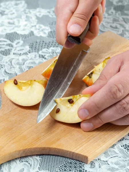 На деревянной доске разрезать яблоко на ломтики — стоковое фото