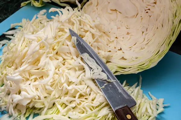 Repollo blanco rallado en una tabla de cortar —  Fotos de Stock