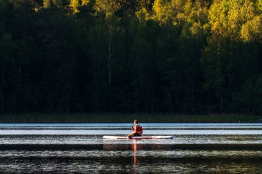 SUP yönetim kurulundaki genç adam selfie çekiyor.