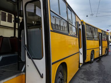 Kapısı açık büyük turuncu İkarus otobüsü