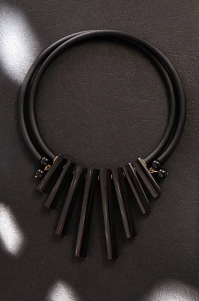 Siyah arka planda açık benekli siyah jet kolye. Yüksek kalite fotoğraf