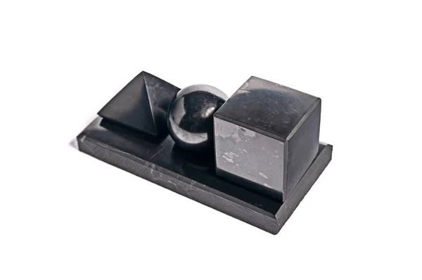 Küp, top ve piramit bir stantta