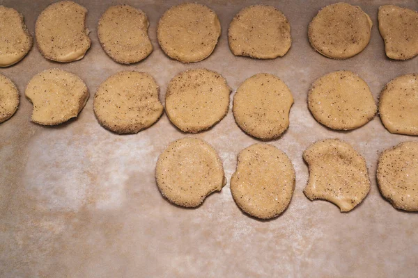 Biscoitos caseiros em uma assadeira — Fotografia de Stock