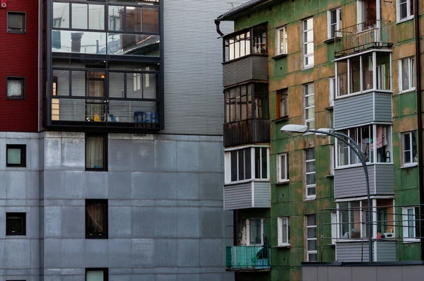 Edificio Moderno Antiguo Pie Uno Lado Del Otro Foto Alta —  Fotos de Stock