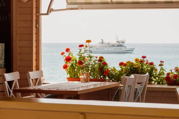 Deniz Manzaralı Bir Restoranda Bir Masa Bir Gemi Yüksek Kalite — Stok fotoğraf