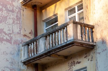 Eski püskü cephede harap olmuş bir balkon. Yüksek kalite fotoğraf