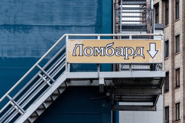 Petrozavodsk, Rusya - 27 Kasım 2020. Rehinci dükkanına imza atın.