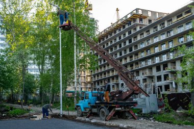 Petrozavodsk, Rusya - 30 Mayıs 2019. Sokak ışıklarının kurulumu