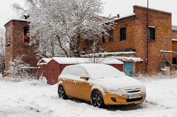 Petrozavodsk Rosja Stycznia 2021 Żółty Samochód Pod Śniegiem Obfitych Opadach — Zdjęcie stockowe
