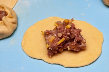 Çiğ hamur ve et dolgusu. Turta ya da börek yapma süreci. Yüksek kalite fotoğraf