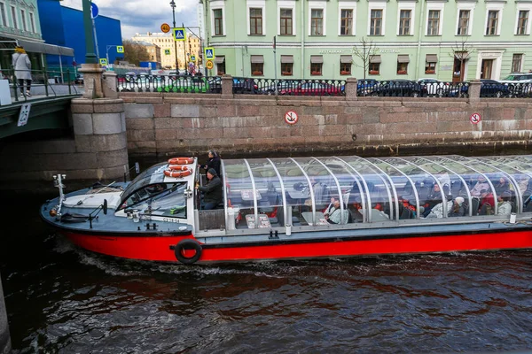 Saint Petersburg Russia May 2019 Tourist Pleasure Boat Sails Bridge — Stock Photo, Image