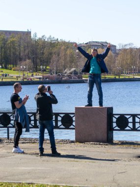 Petrozavodsk, Rusya - 9 Mayıs 2019. Adam şehir duvarında fotoğraf için poz veriyor.