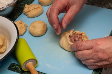 Etli bir turta. Yemek pişirme süreci. Yüksek kalite fotoğraf