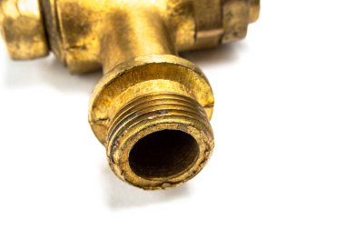 pirinç tesisat vanası beyaz arkaplanda izole edildi