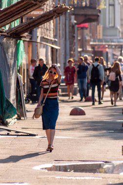 Sokakta yürüyen genç bir kadın