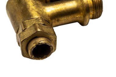 pirinç tesisat vanası beyaz arkaplanda izole edildi