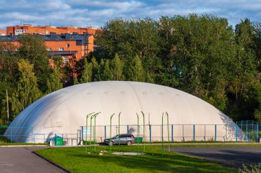 Spor ve eğlence merkezi olarak kullanılan hava destekli kubbe