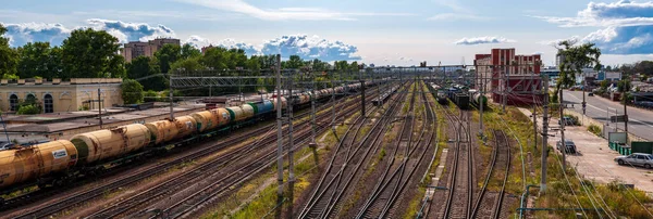 Yük trenleri ile tren raylarının panoraması