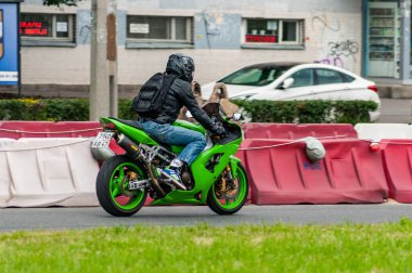 Saint Petersburg, Rusya - 15 Temmuz 2019 Kawasaki 'de motosikletçi. Hareket bulanıklığı