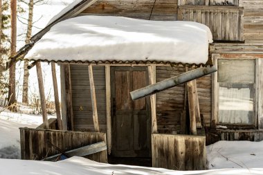 Eski ahşap bir evin sarkık verandası. Yüksek kalite fotoğraf