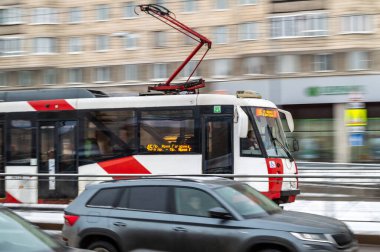 Saint Petersburg, Rusya - 2 Şubat 2021. Şehir caddesinde beyaz kırmızı modern tramvay. Hareket bulanıklığı
