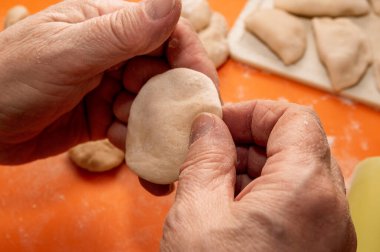 Hamur köftesi yapan ellerin yakın çekimi. Yüksek kalite fotoğraf