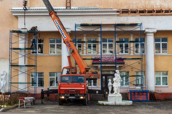 Petrozavodsk Rusia Octubre 2020 Reconstrucción Fachada Utilizando Una Grúa — Foto de Stock