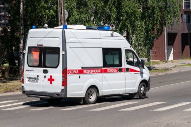 Petrozavodsk, Rusya - 21 Haziran 2020 Sokakta ambulans