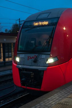 Petrozavodsk, Rusya - 12 Ekim 2020. Tren istasyonunda Lastochka banliyö treni