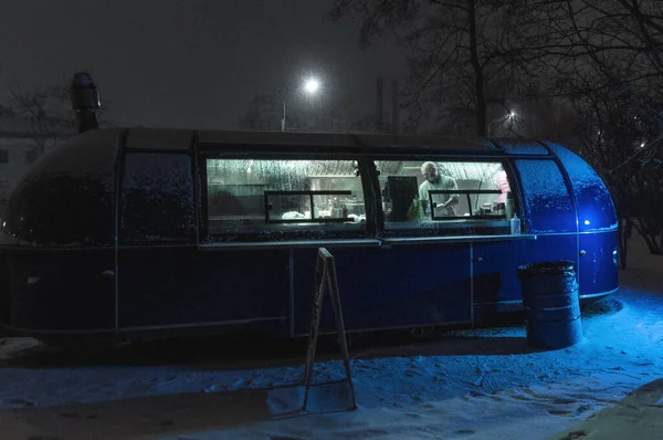 San Petersburgo Rusia Diciembre 2020 Camión Comida Azul Una Noche —  Fotos de Stock