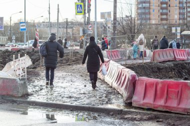 Saint Petersburg, Rusya - 2 Mart 2021 yol onarımı, kirli kaldırım. yayalar için rahatsızlık verici