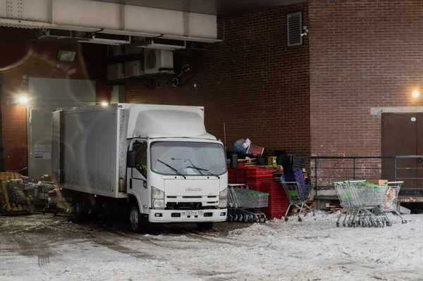 Petrozavodsk Rosja Stycznia 2021 Samochód Ciężarowy Wyładowany Pobliżu Supermarketu — Zdjęcie stockowe