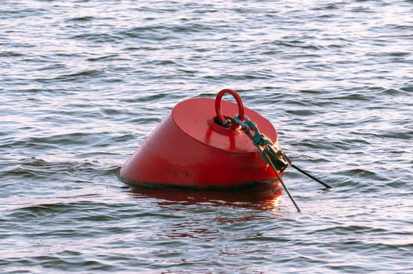 Bouée Métallique Rouge Dans Eau Photo Haute Qualité — Photo