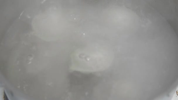 Gnocchi vengono gettati in acqua bollente — Video Stock