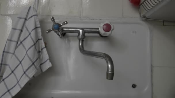 Dripping faucet in a poor old kitchen. — Stock Video