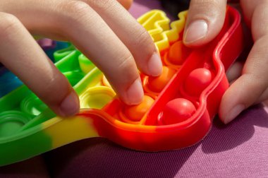 Parmaklarınla bastır.