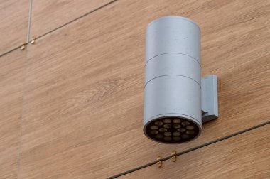 Binanın ön cephesinde LED spot ışığı