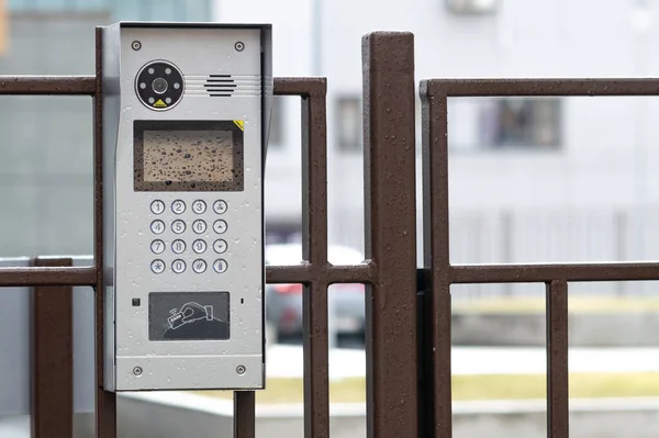 Bir apartmanın avlusunun girişindeki video dahili telefonu. bir çitteki video dahili telefonu