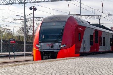 Tren istasyonunda Lastochka banliyö treni
