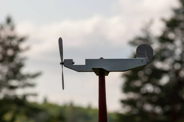 Veleta meteorológica de madera en forma de avión — Foto de Stock